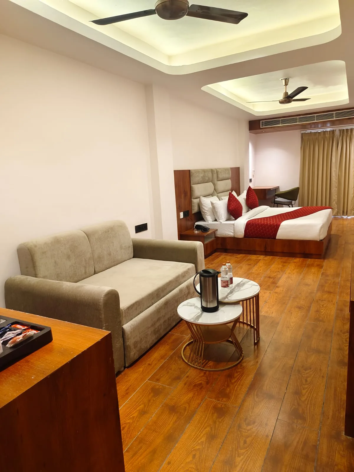 Luxury Family Room with Balcony - Bed